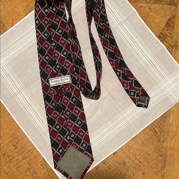 Geometric Patterned Tie in Red and Black - Picture 6 of 10